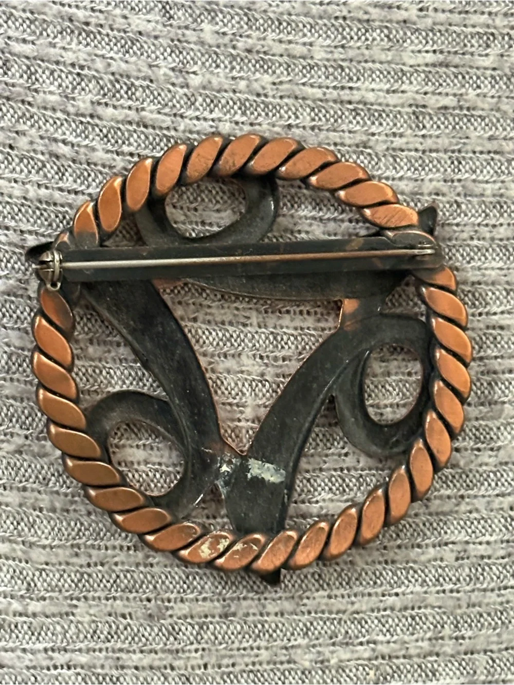Vintage copper tone round brooch w a triangular abstract design
